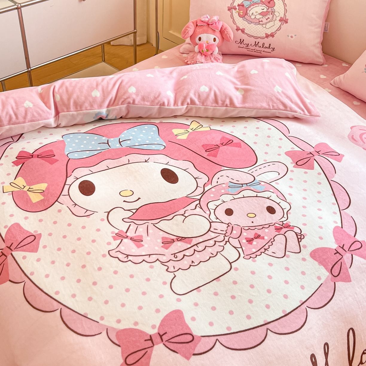 91家纺网 家纺一手货源 找家纺 博雅 2025新款三丽鸥正版授权高克重大版牛奶绒四件套 牛奶绒大版-小花美乐蒂