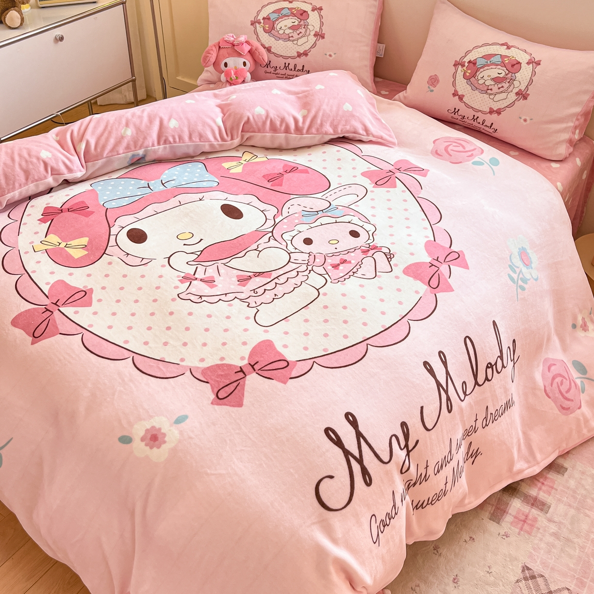 91家纺网 家纺一手货源 找家纺 博雅 2025新款三丽鸥正版授权高克重大版牛奶绒四件套 牛奶绒大版-小花美乐蒂