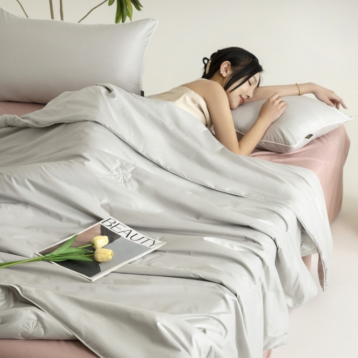 91家纺网 家纺一手货源 找家纺 汣沐生活 2025新款水洗真丝夏被夏被四件套 冰川灰+豆蔻粉