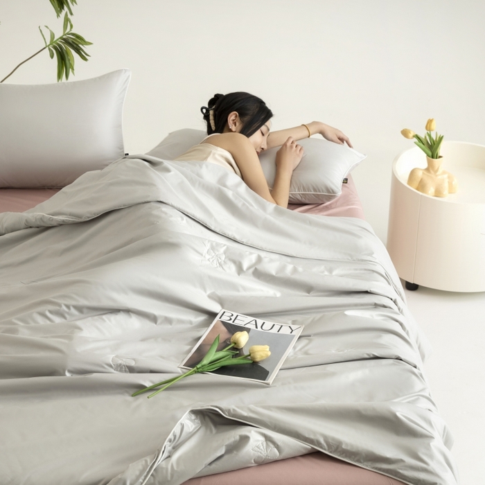 91家纺网 家纺一手货源 找家纺 汣沐生活 2025新款水洗真丝夏被夏被四件套 冰川灰+豆蔻粉