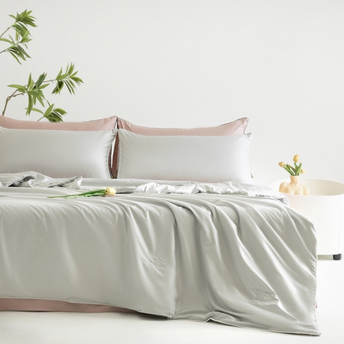 91家纺网 家纺一手货源 找家纺 汣沐生活 2025新款水洗真丝夏被夏被四件套 冰川灰+豆蔻粉