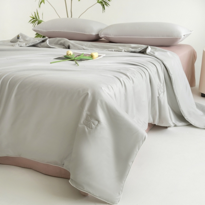 91家纺网 家纺一手货源 找家纺 汣沐生活 2025新款水洗真丝夏被夏被四件套 冰川灰+豆蔻粉