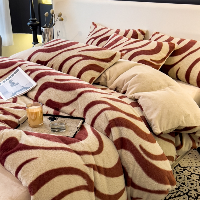91家纺网 家纺一手货源 找家纺 倾慕家纺 2026新款高克重兔毛绒保暖单被套 斑马纹红