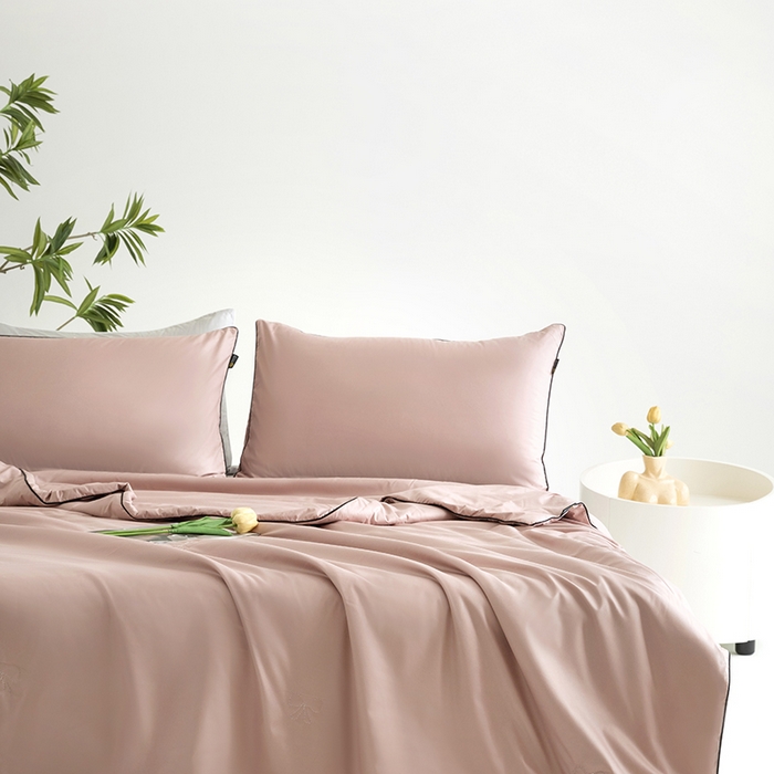 91家纺网 家纺一手货源 找家纺 汣沐生活 2025新款水洗真丝夏被夏被四件套 豆蔻粉+冰川灰