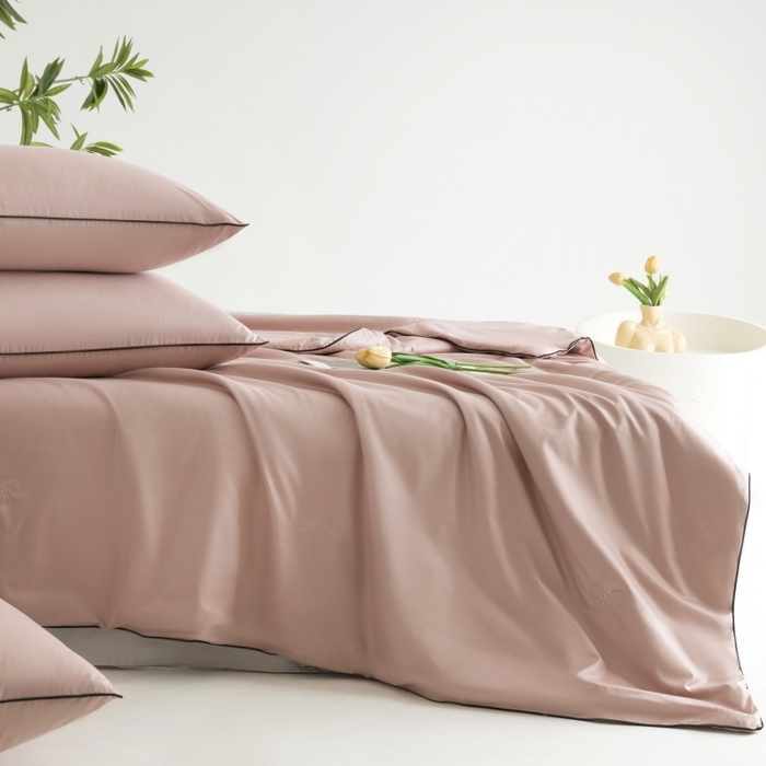 91家纺网 家纺一手货源 找家纺 汣沐生活 2025新款水洗真丝夏被夏被四件套 豆蔻粉+冰川灰