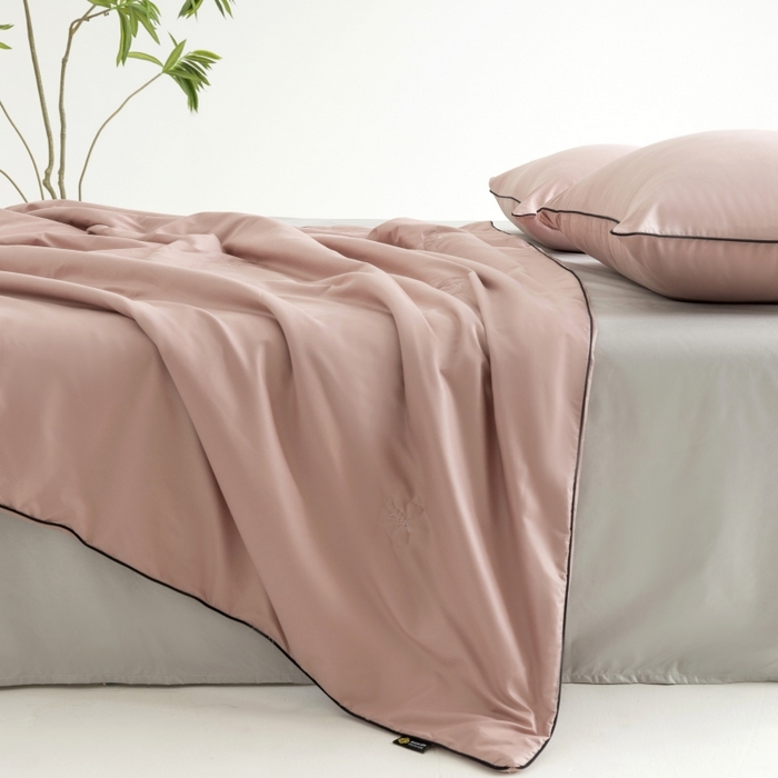 91家纺网 家纺一手货源 找家纺 汣沐生活 2025新款水洗真丝夏被夏被四件套 豆蔻粉+冰川灰