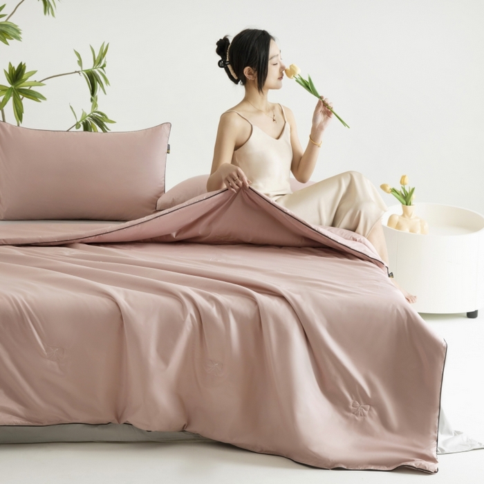 91家纺网 家纺一手货源 找家纺 汣沐生活 2025新款水洗真丝夏被夏被四件套 豆蔻粉+冰川灰