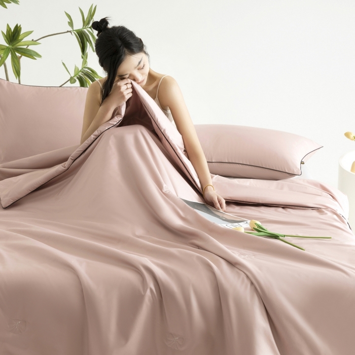 91家纺网 家纺一手货源 找家纺 汣沐生活 2025新款水洗真丝夏被夏被四件套 豆蔻粉+冰川灰