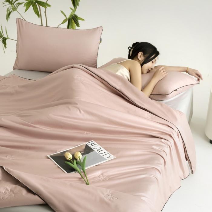 91家纺网 家纺一手货源 找家纺 汣沐生活 2025新款水洗真丝夏被夏被四件套 豆蔻粉+冰川灰