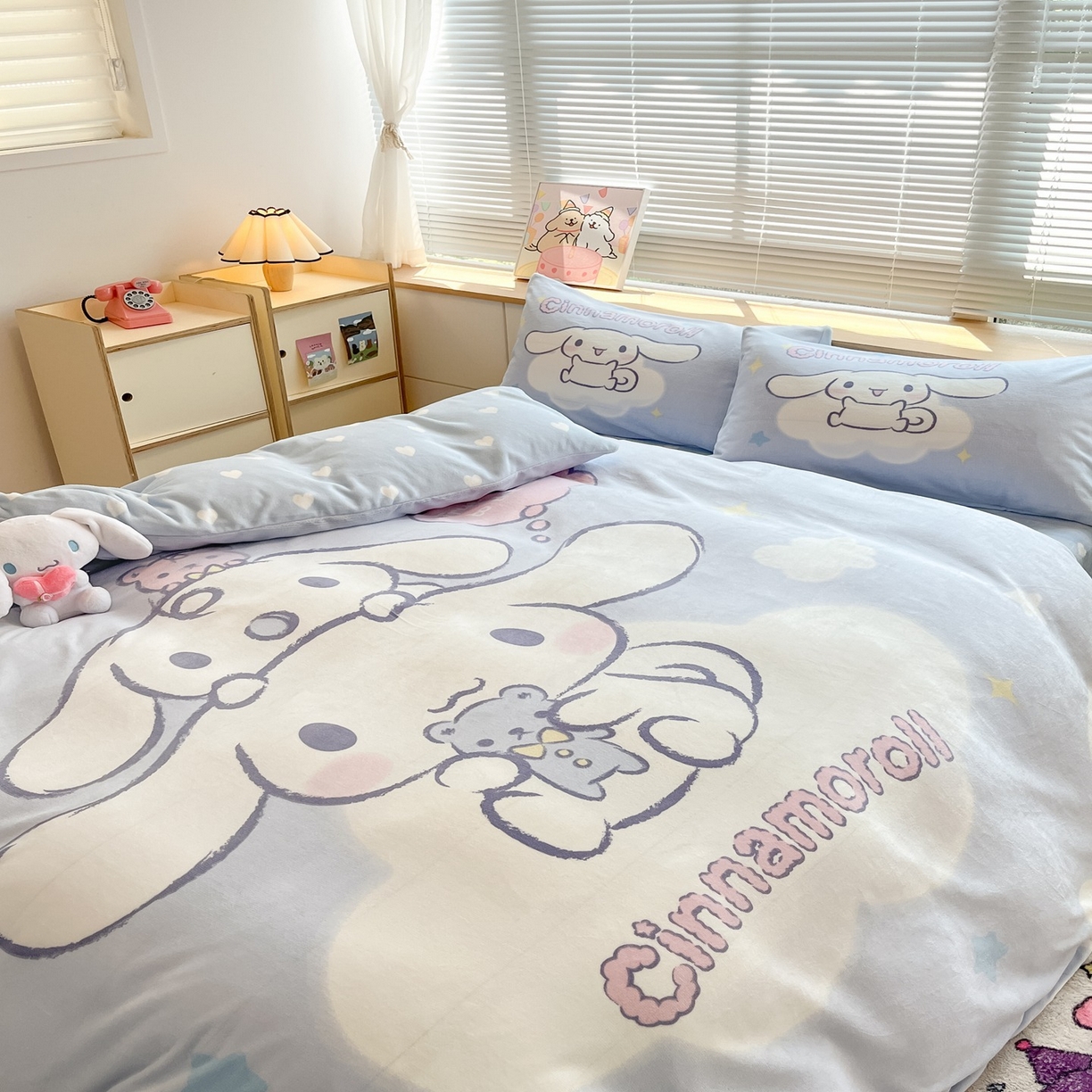 91家纺网 家纺一手货源 找家纺 博雅 2025新款三丽鸥正版授权高克重大版牛奶绒四件套 牛奶绒大版-云朵玉桂狗