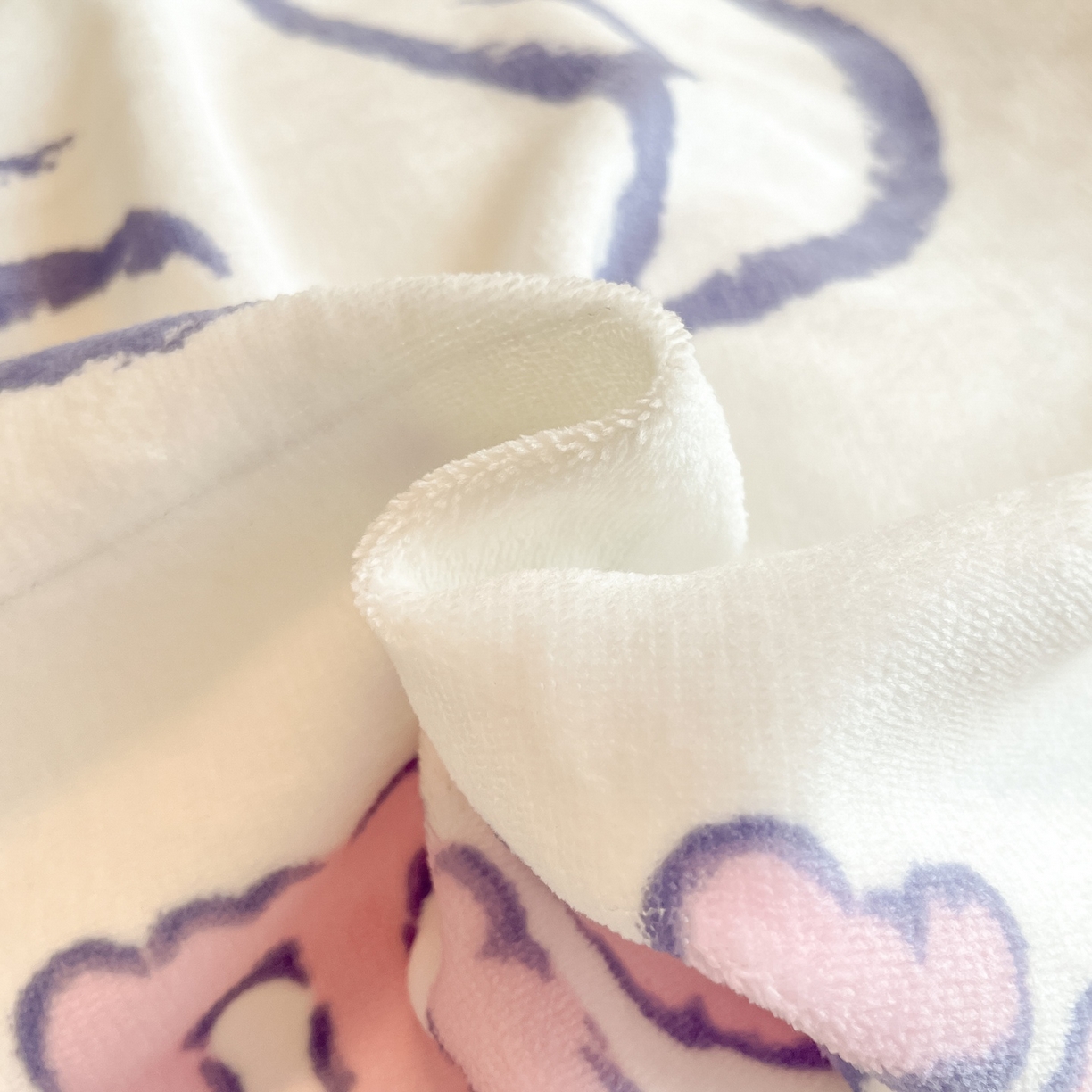 91家纺网 家纺一手货源 找家纺 博雅 2025新款三丽鸥正版授权高克重大版牛奶绒四件套 牛奶绒大版-云朵玉桂狗