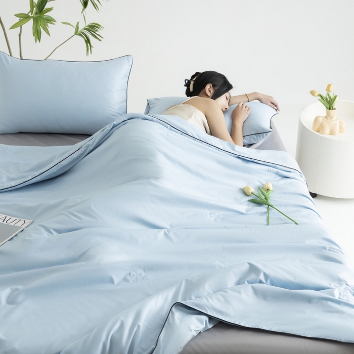 91家纺网 家纺一手货源 找家纺 汣沐生活 2025新款水洗真丝夏被夏被四件套 风铃兰+石墨灰