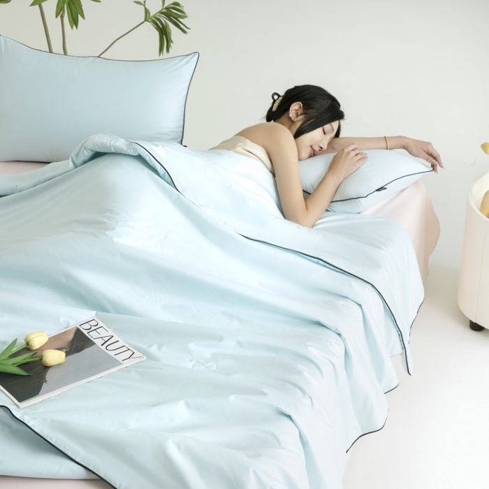 91家纺网 家纺一手货源 找家纺 汣沐生活 2025新款水洗真丝夏被夏被四件套 海盐蓝+半熟蜜桃