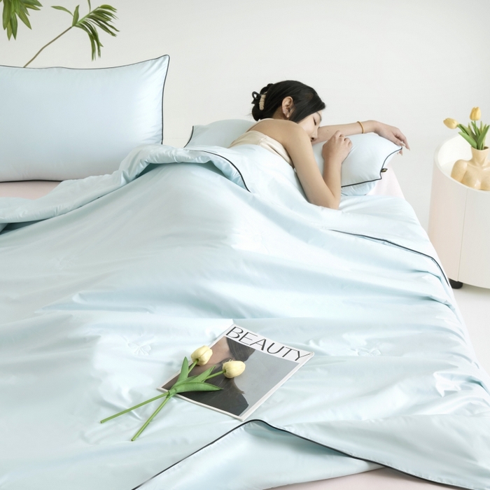91家纺网 家纺一手货源 找家纺 汣沐生活 2025新款水洗真丝夏被夏被四件套 海盐蓝+半熟蜜桃
