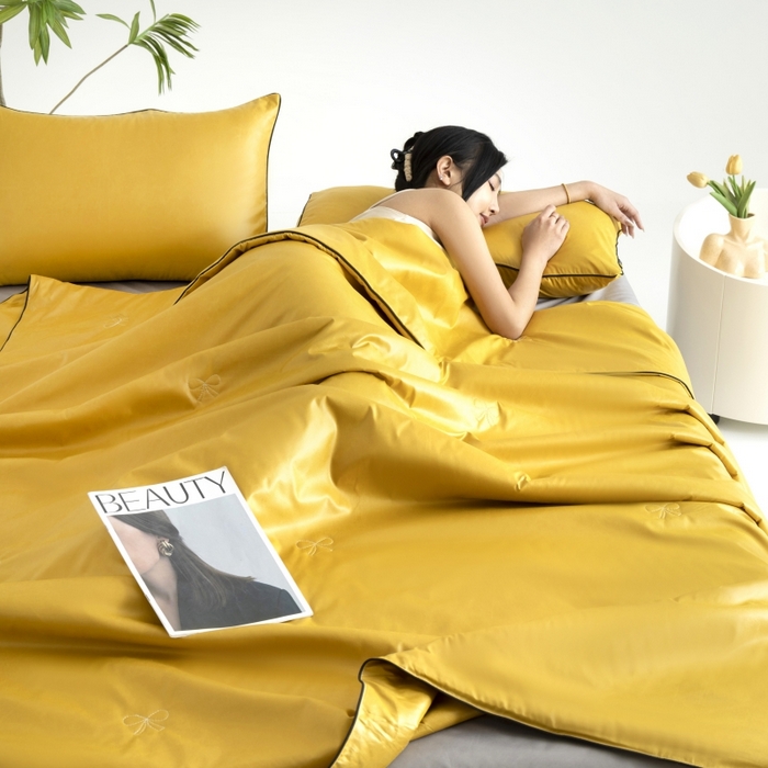 91家纺网 家纺一手货源 找家纺 汣沐生活 2025新款水洗真丝夏被夏被四件套 姜黄+石墨灰