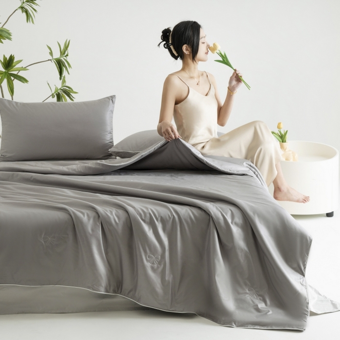 91家纺网 家纺一手货源 找家纺 汣沐生活 2025新款水洗真丝夏被夏被四件套 石墨灰+冰川灰