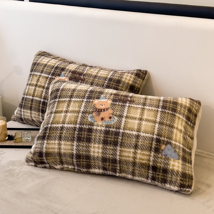 倾慕家纺 2026新款高克重兔毛绒保暖单枕套 线格熊黑灰