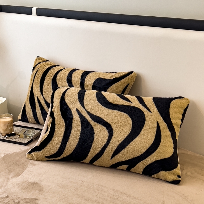 倾慕家纺 2026新款高克重兔毛绒保暖单枕套 斑马纹卡其