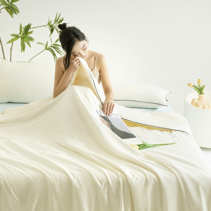 91家纺网 家纺一手货源 找家纺 汣沐生活 2025新款水洗真丝夏被夏被四件套 元气白桃+海盐蓝