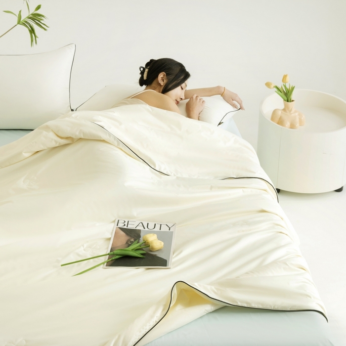 91家纺网 家纺一手货源 找家纺 汣沐生活 2025新款水洗真丝夏被夏被四件套 元气白桃+海盐蓝