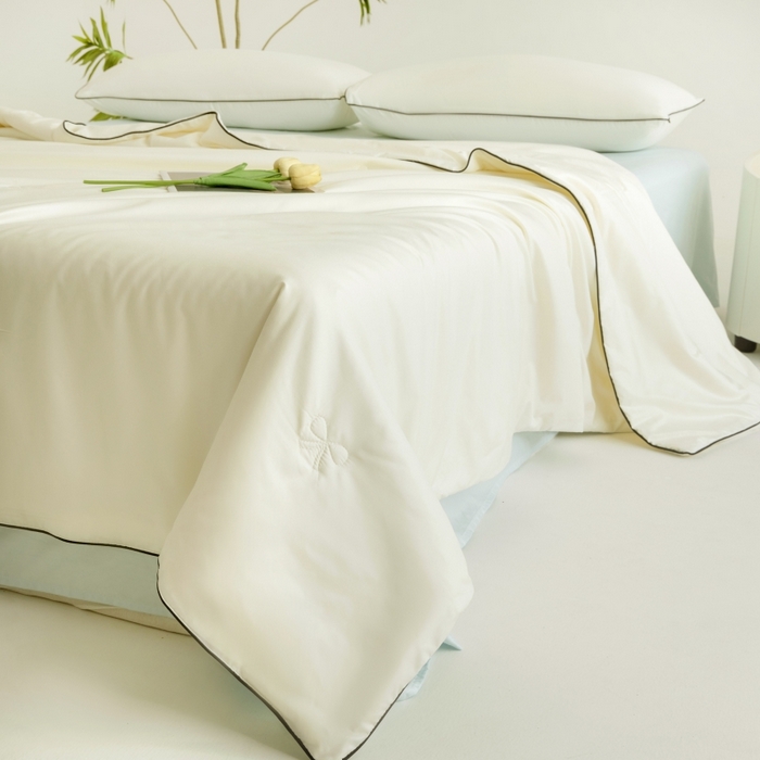 91家纺网 家纺一手货源 找家纺 汣沐生活 2025新款水洗真丝夏被夏被四件套 元气白桃+海盐蓝