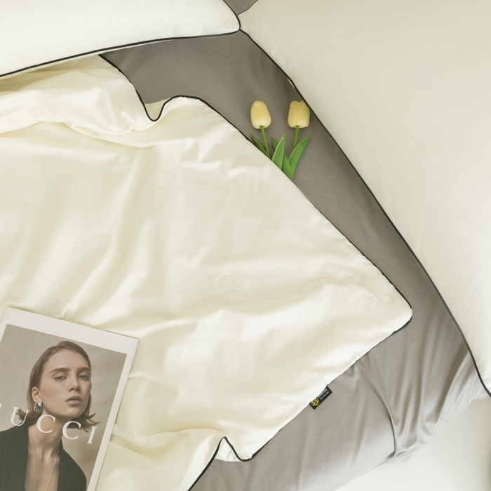 91家纺网 家纺一手货源 找家纺 汣沐生活 2025新款水洗真丝夏被夏被四件套 元气白桃+石墨灰