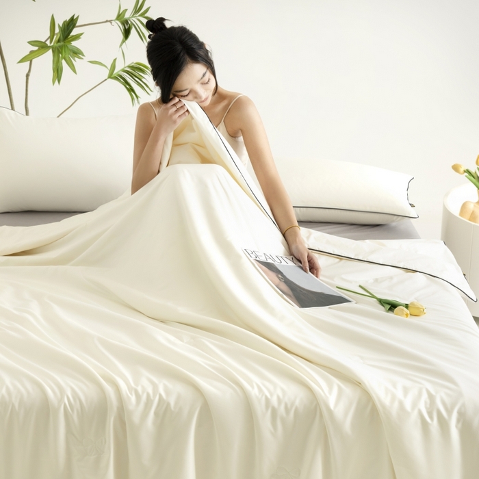 91家纺网 家纺一手货源 找家纺 汣沐生活 2025新款水洗真丝夏被夏被四件套 元气白桃+石墨灰