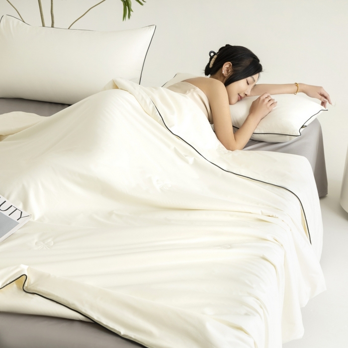 91家纺网 家纺一手货源 找家纺 汣沐生活 2025新款水洗真丝夏被夏被四件套 元气白桃+石墨灰