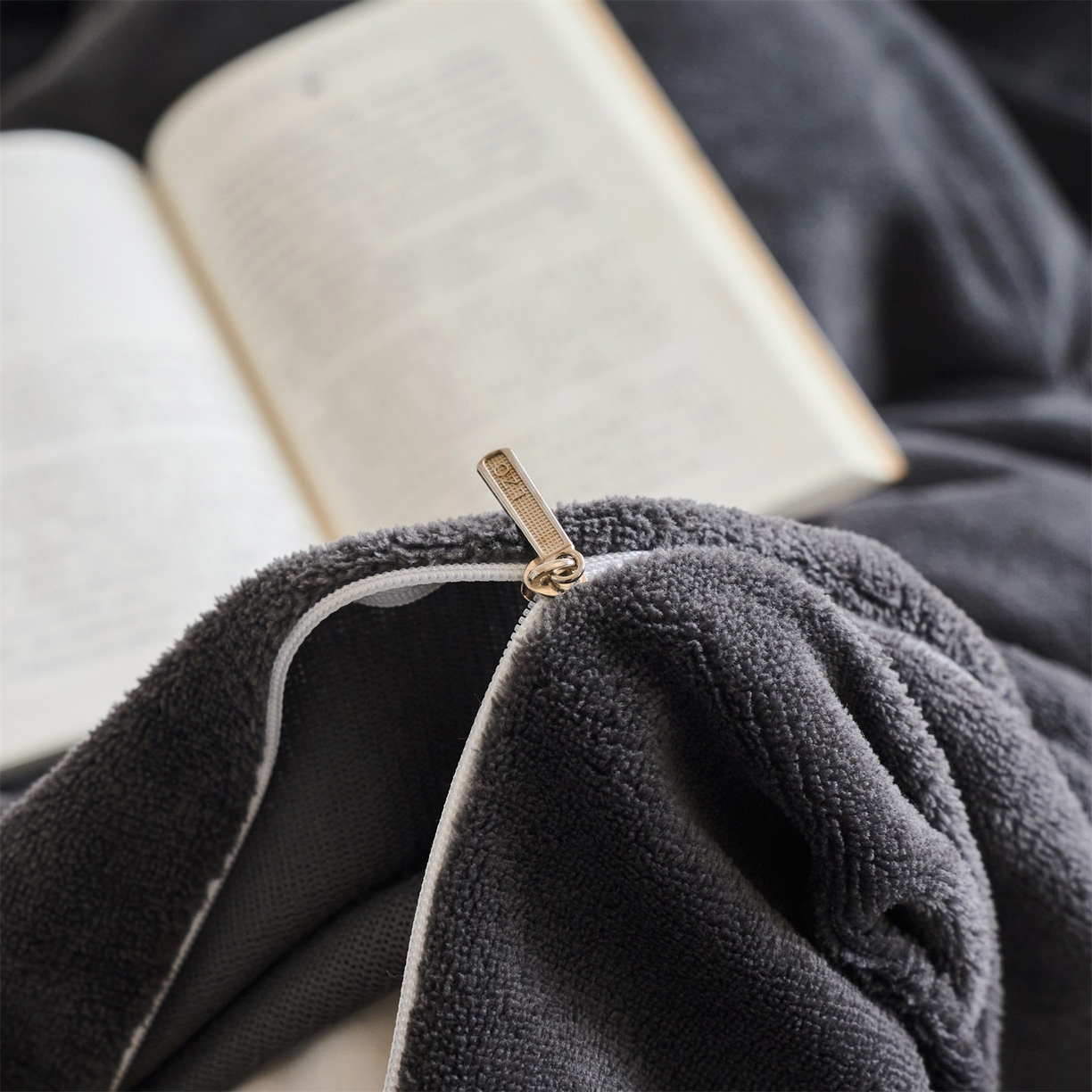 91家纺网 家纺一手货源 找家纺 兰紫橙家纺 2025新款简约纯色牛奶绒拉链款枕套 深空黑