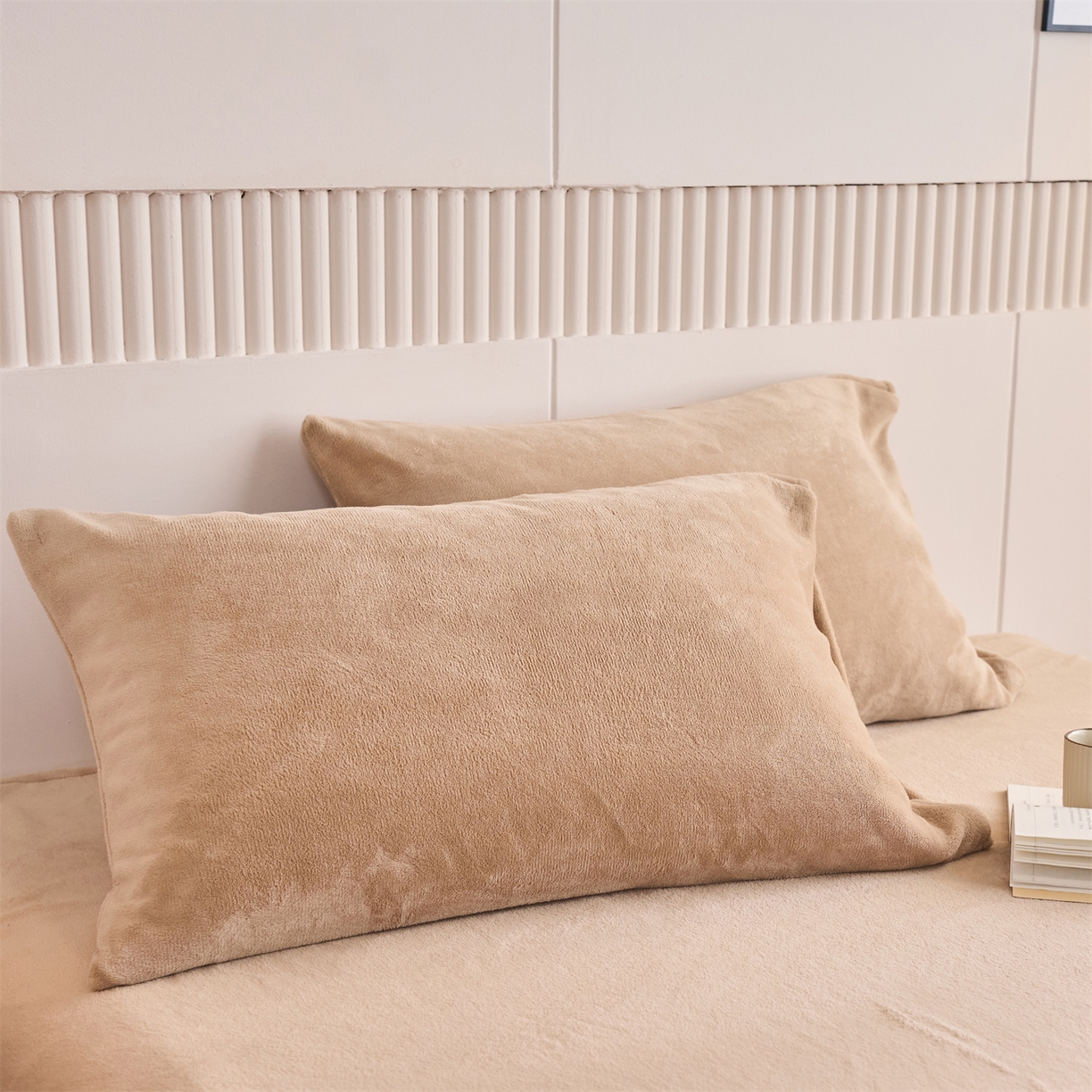 91家纺网 家纺一手货源 找家纺 兰紫橙家纺 2025新款简约纯色牛奶绒拉链款枕套 奶油驼