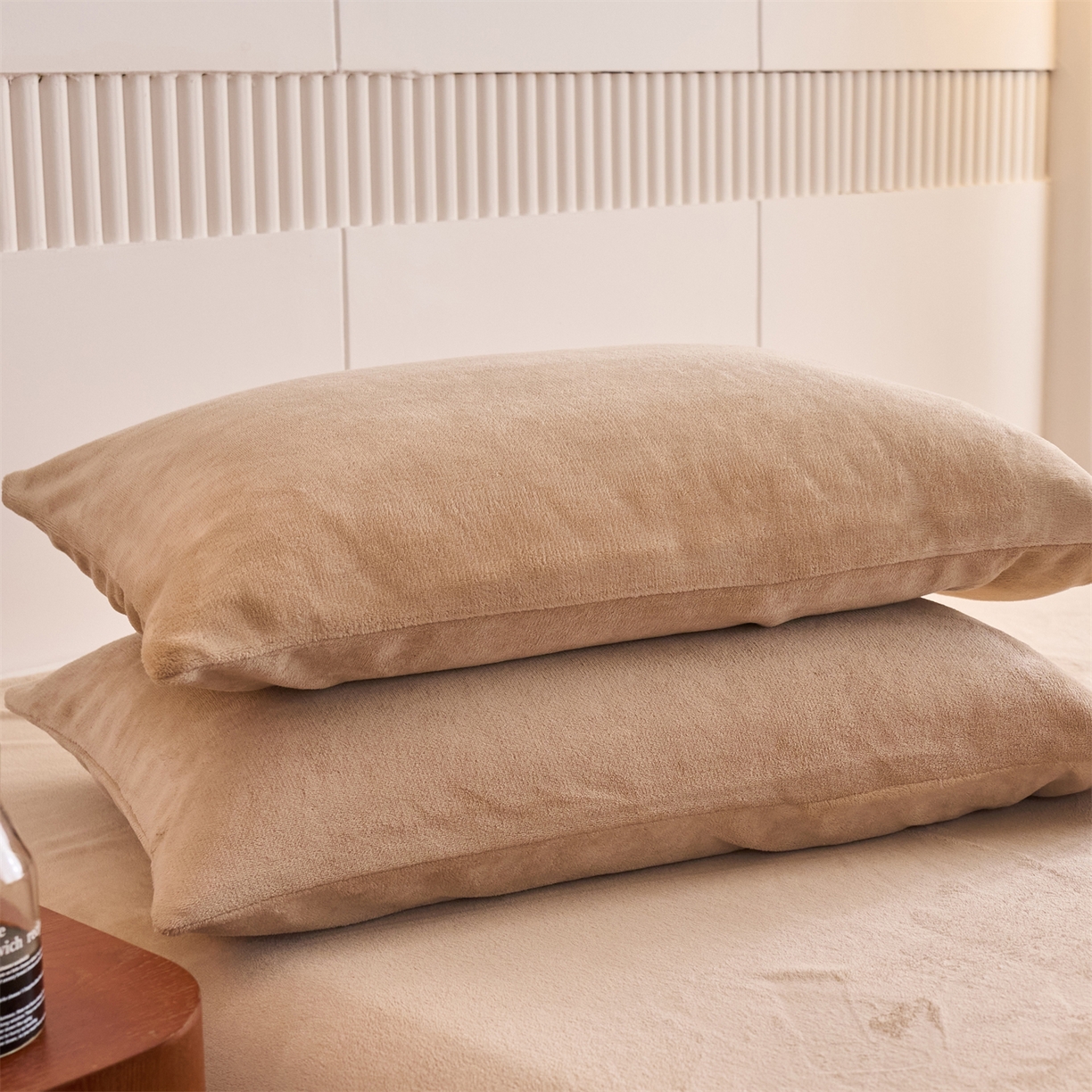 91家纺网 家纺一手货源 找家纺 兰紫橙家纺 2025新款简约纯色牛奶绒拉链款枕套 奶油驼