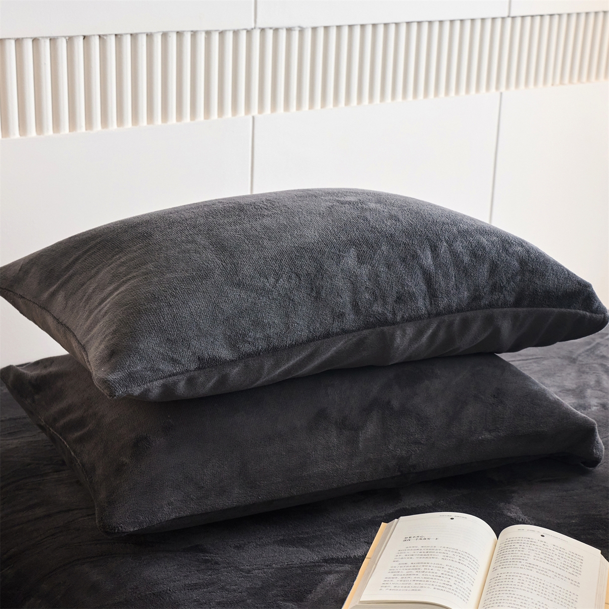 91家纺网 家纺一手货源 找家纺 兰紫橙家纺 2025新款简约纯色牛奶绒拉链款枕套 深空黑
