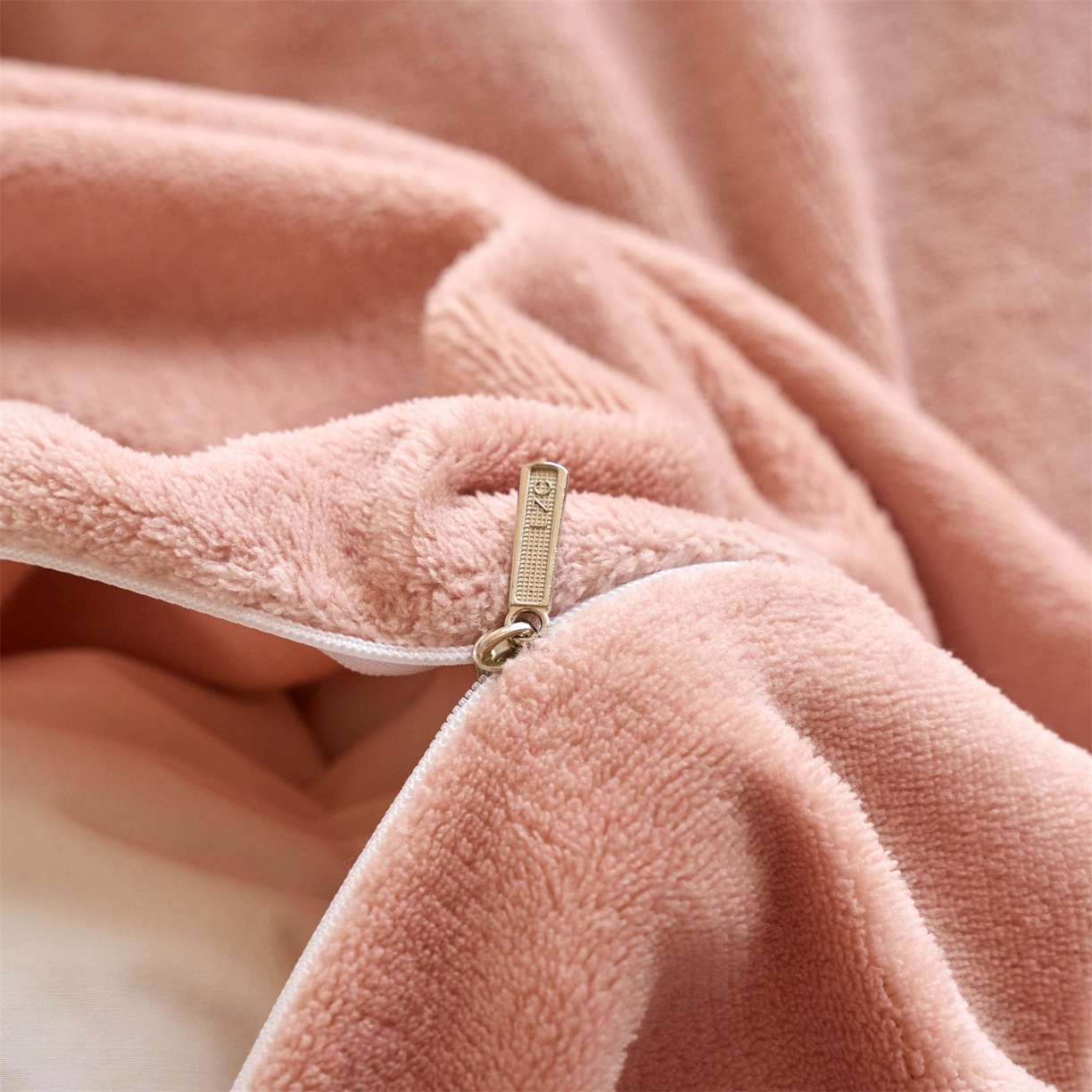 91家纺网 家纺一手货源 找家纺 兰紫橙家纺 2025新款简约纯色牛奶绒拉链款枕套 星柚粉