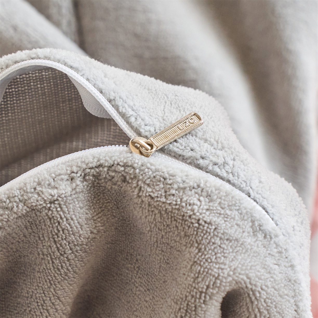 91家纺网 家纺一手货源 找家纺 兰紫橙家纺 2025新款简约纯色牛奶绒拉链款枕套 绅士灰