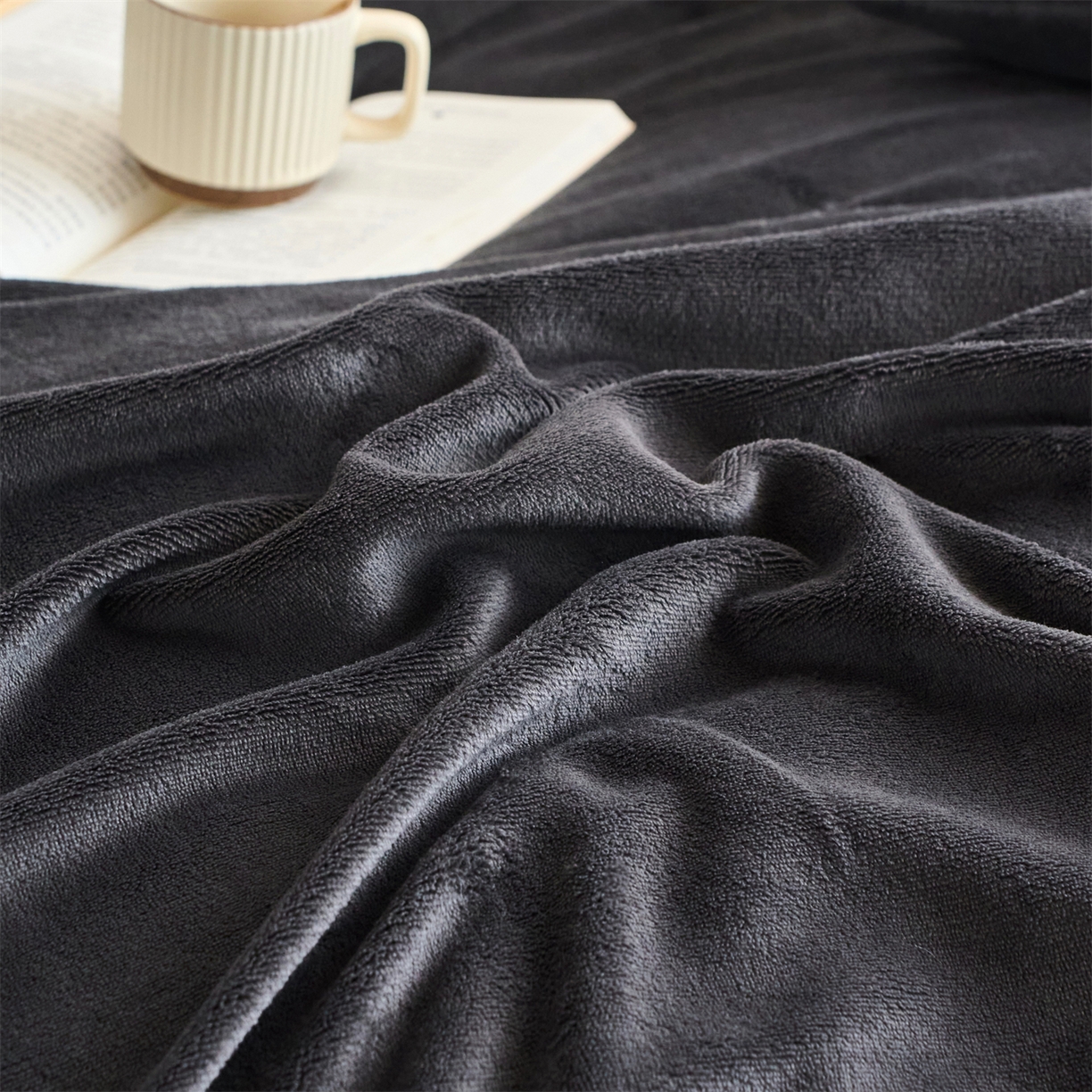 91家纺网 家纺一手货源 找家纺 兰紫橙家纺 2025新款简约纯色牛奶绒拉链款枕套 深空黑