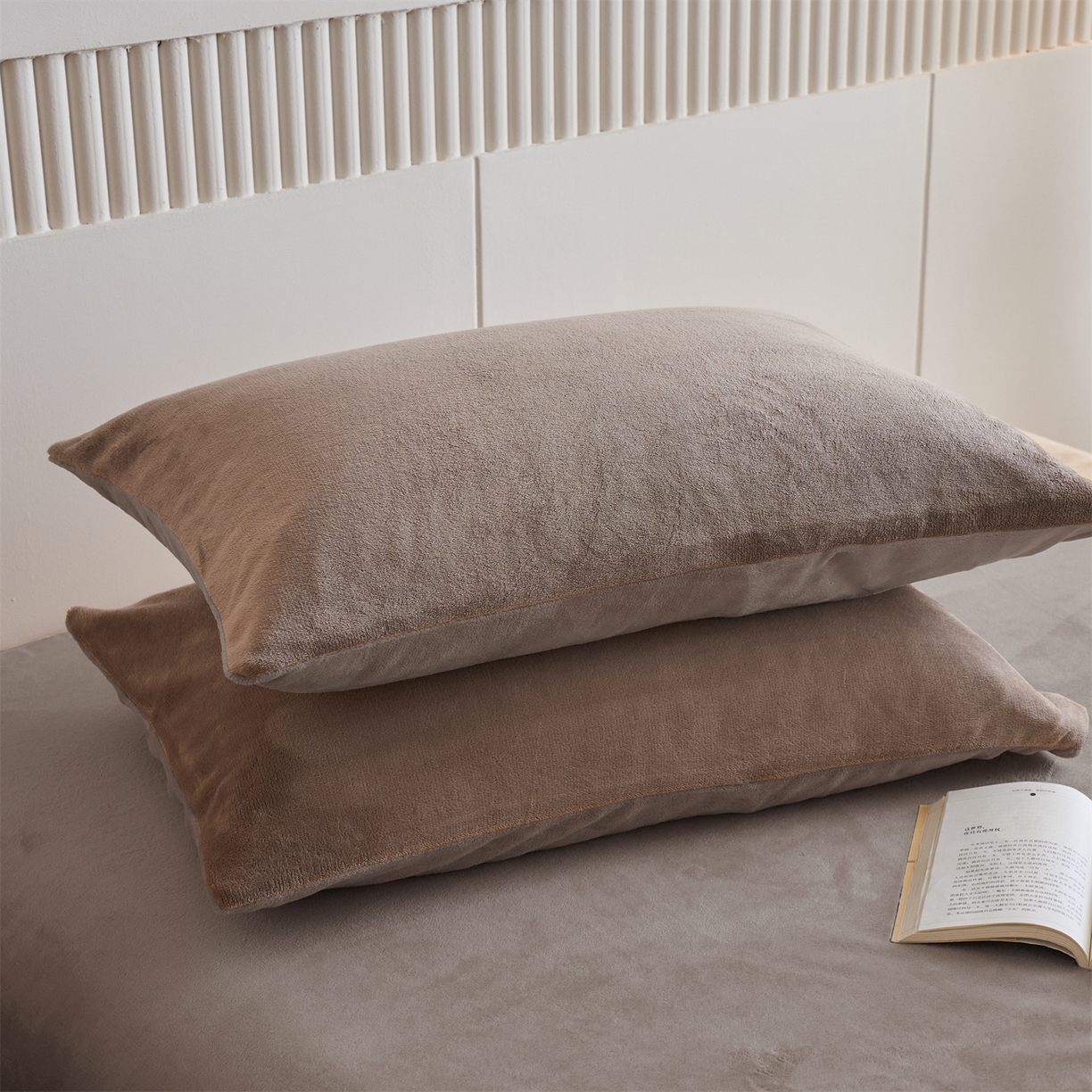 91家纺网 家纺一手货源 找家纺 兰紫橙家纺 2025新款简约纯色牛奶绒拉链款枕套 摩卡棕