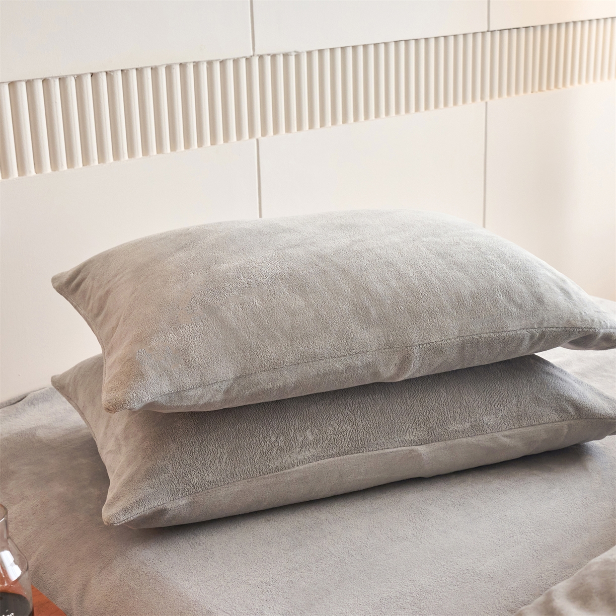 91家纺网 家纺一手货源 找家纺 兰紫橙家纺 2025新款简约纯色牛奶绒拉链款枕套 绅士灰