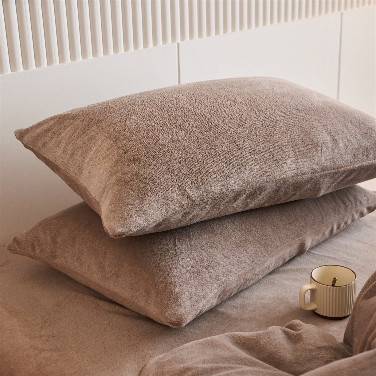 91家纺网 家纺一手货源 找家纺 兰紫橙家纺 2025新款简约纯色牛奶绒拉链款枕套 摩卡棕