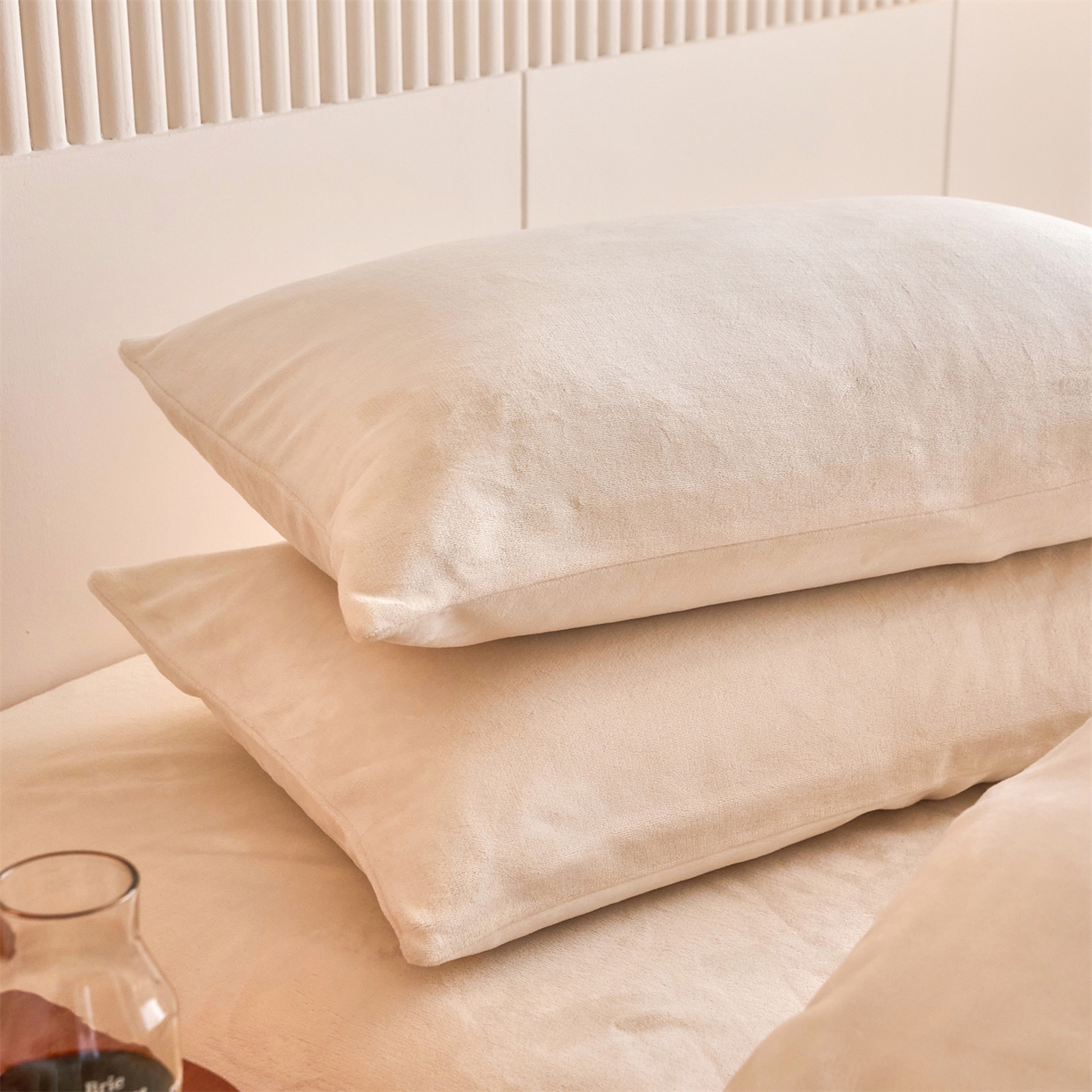 91家纺网 家纺一手货源 找家纺 兰紫橙家纺 2025新款简约纯色牛奶绒拉链款枕套 奶昔白