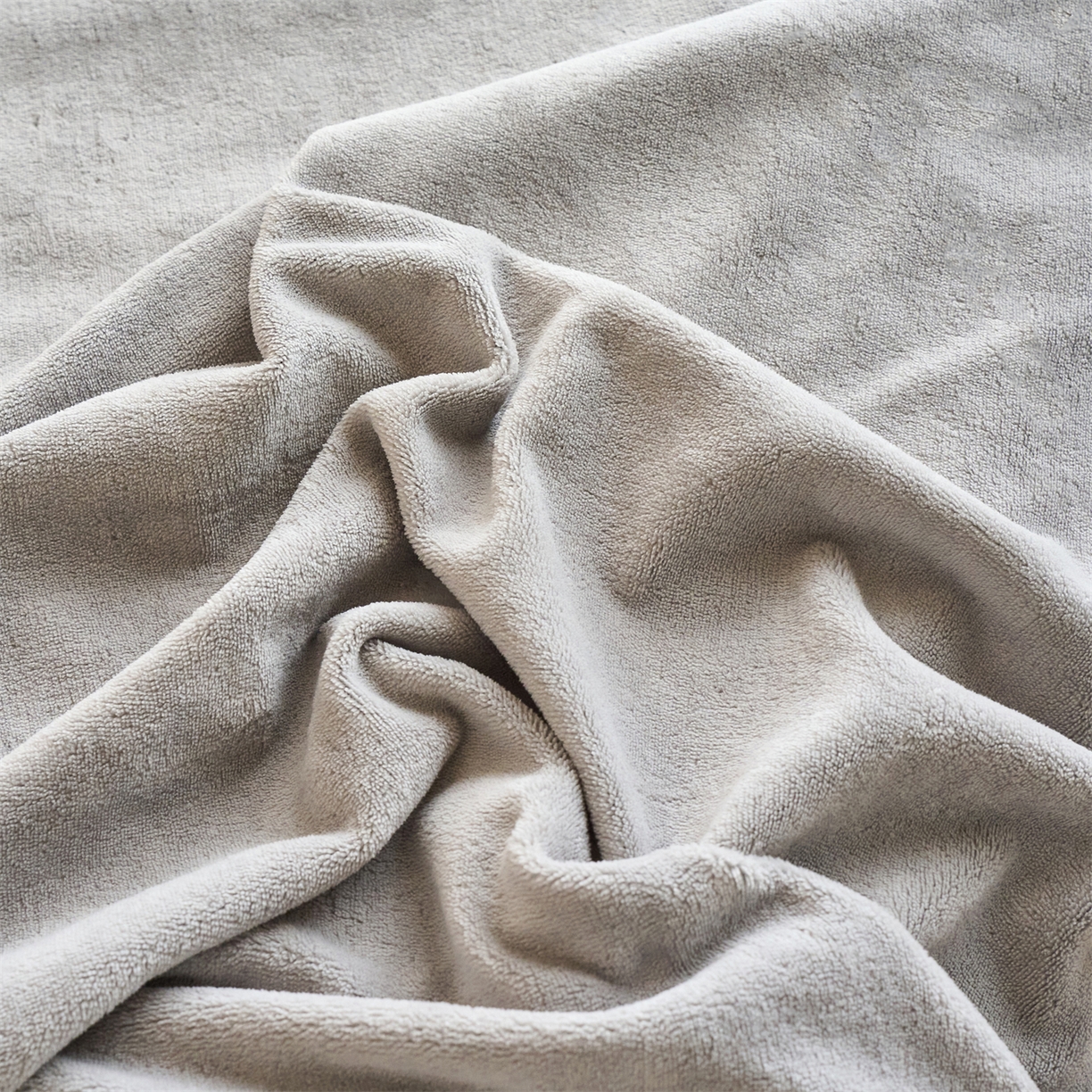 91家纺网 家纺一手货源 找家纺 兰紫橙家纺 2025新款简约纯色牛奶绒拉链款枕套 绅士灰