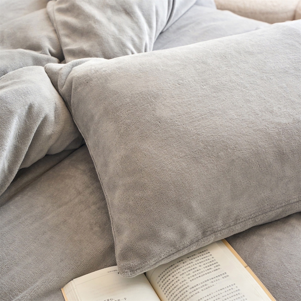 91家纺网 家纺一手货源 找家纺 兰紫橙家纺 2025新款简约纯色牛奶绒拉链款枕套 绅士灰