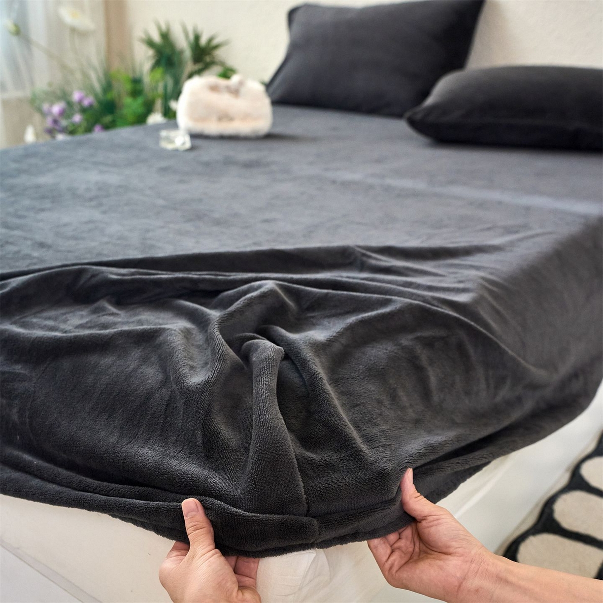91家纺网 家纺一手货源 找家纺 兰紫橙家纺 2025新款简约纯色牛奶绒床笠系列 深空黑