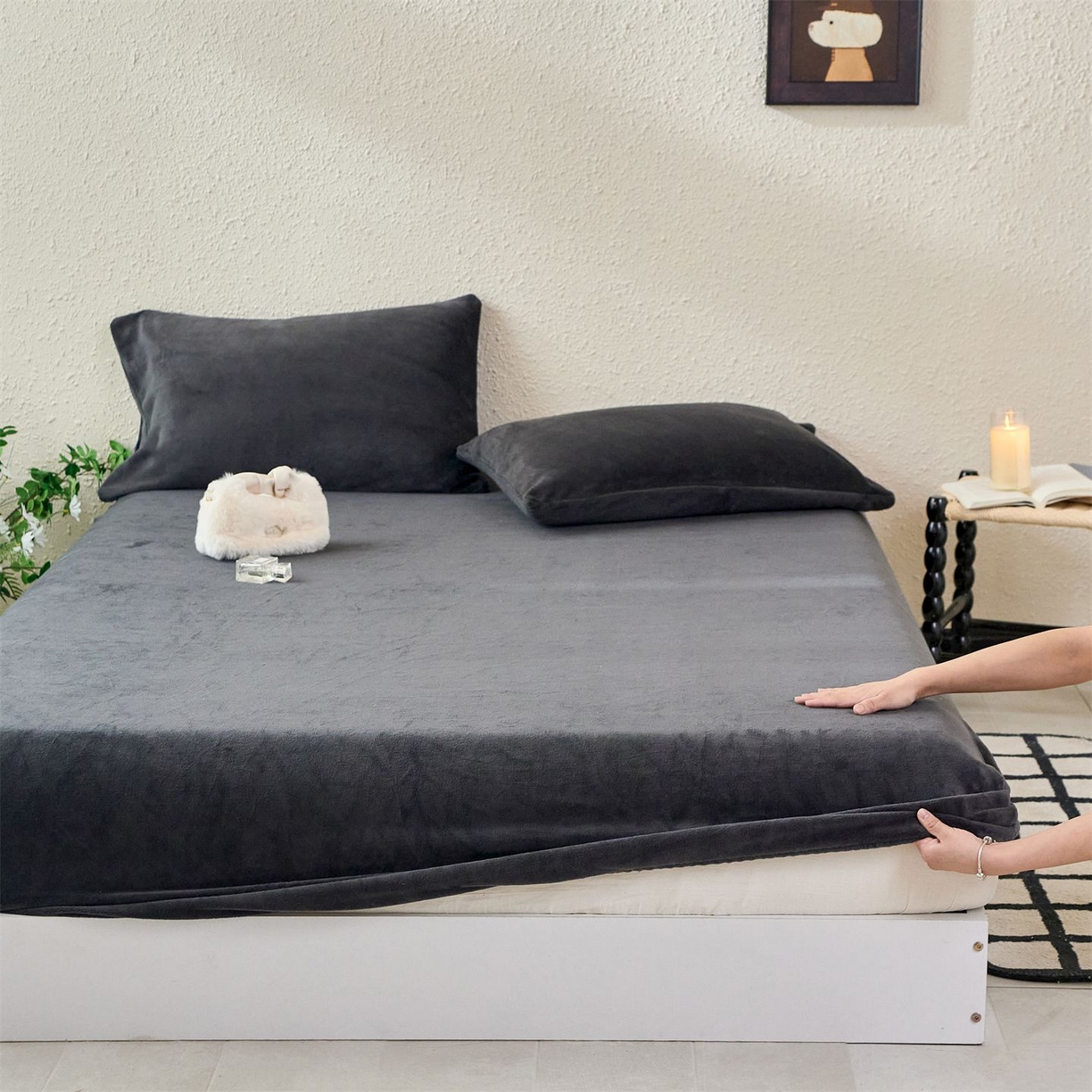 91家纺网 家纺一手货源 找家纺 兰紫橙家纺 2025新款简约纯色牛奶绒床笠系列 深空黑