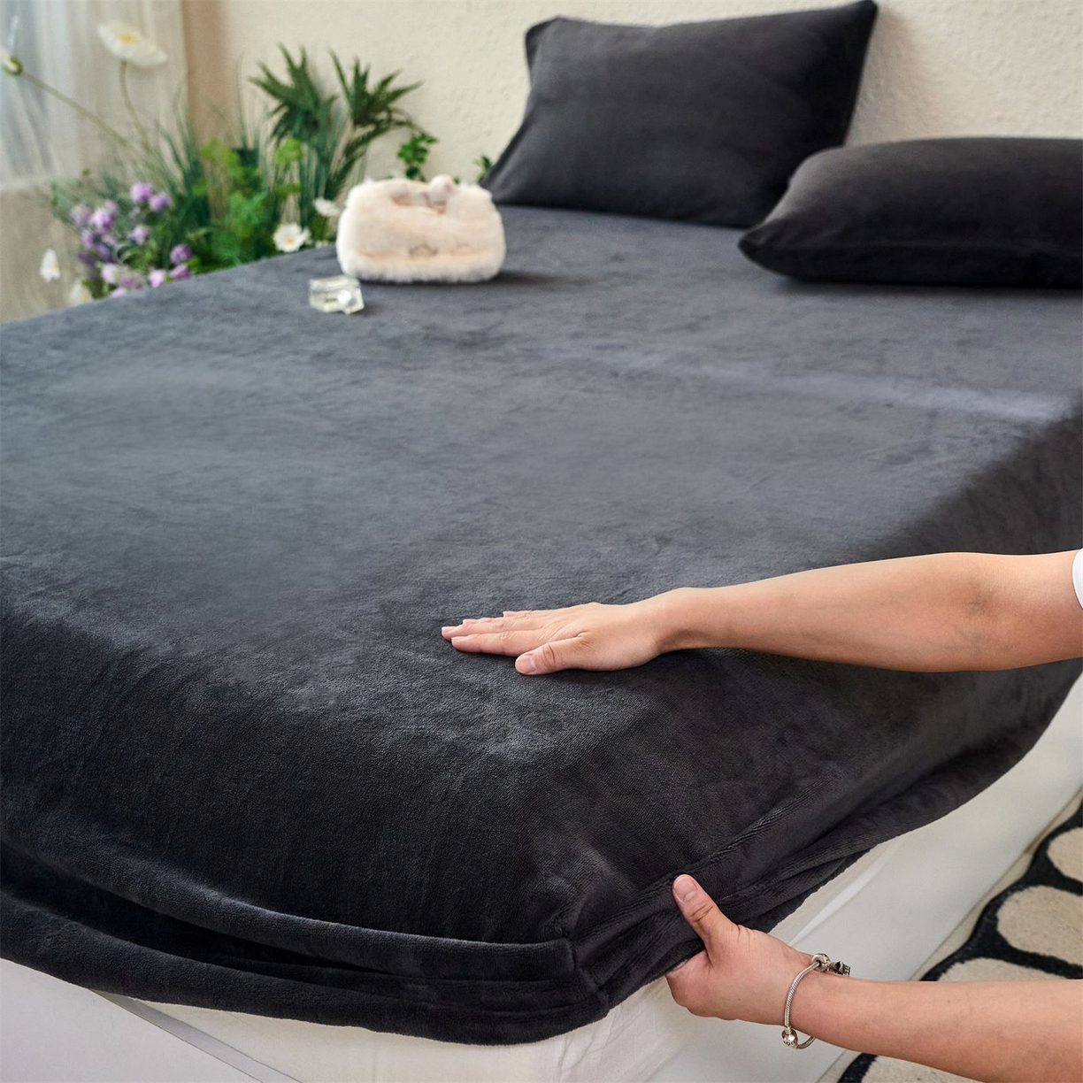 91家纺网 家纺一手货源 找家纺 兰紫橙家纺 2025新款简约纯色牛奶绒床笠系列 深空黑