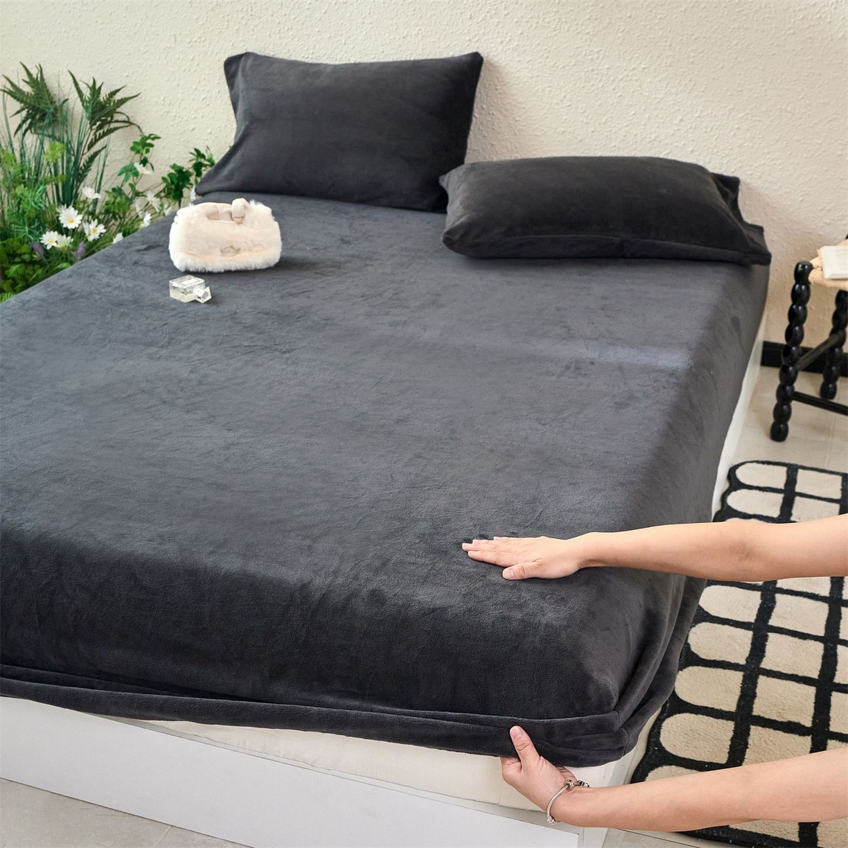 91家纺网 家纺一手货源 找家纺 兰紫橙家纺 2025新款简约纯色牛奶绒床笠系列 深空黑