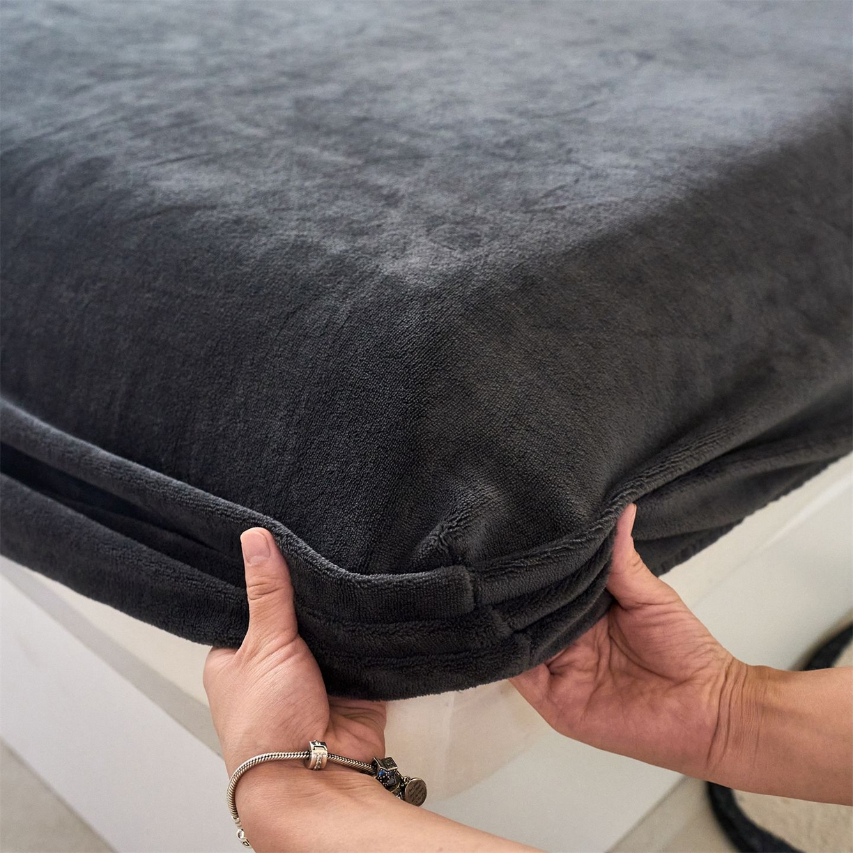 91家纺网 家纺一手货源 找家纺 兰紫橙家纺 2025新款简约纯色牛奶绒床笠系列 深空黑