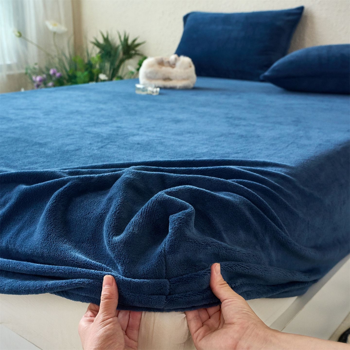 91家纺网 家纺一手货源 找家纺 兰紫橙家纺 2025新款简约纯色牛奶绒床笠系列 宝石蓝