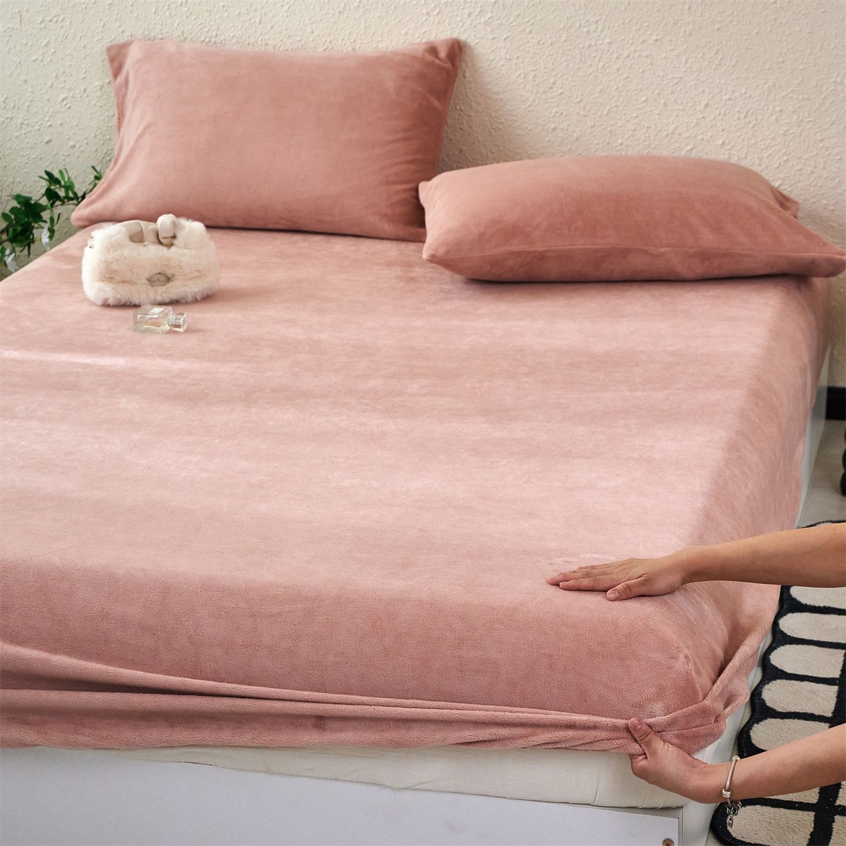 91家纺网 家纺一手货源 找家纺 兰紫橙家纺 2025新款简约纯色牛奶绒床笠系列 星柚粉