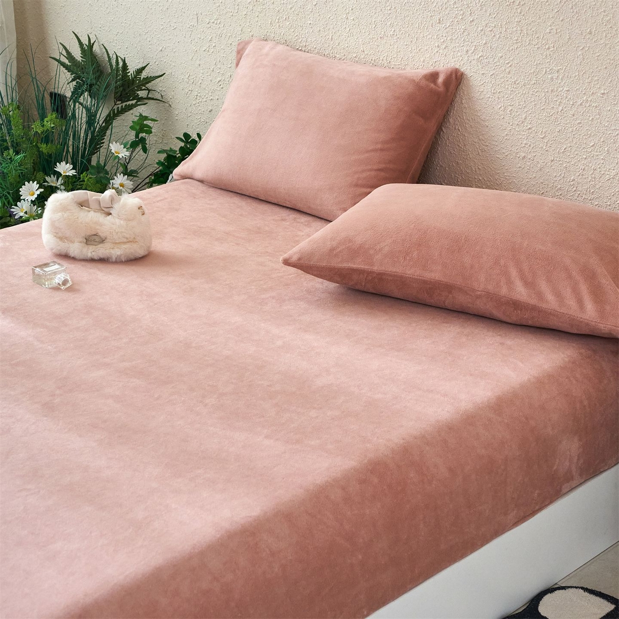 91家纺网 家纺一手货源 找家纺 兰紫橙家纺 2025新款简约纯色牛奶绒床笠系列 星柚粉