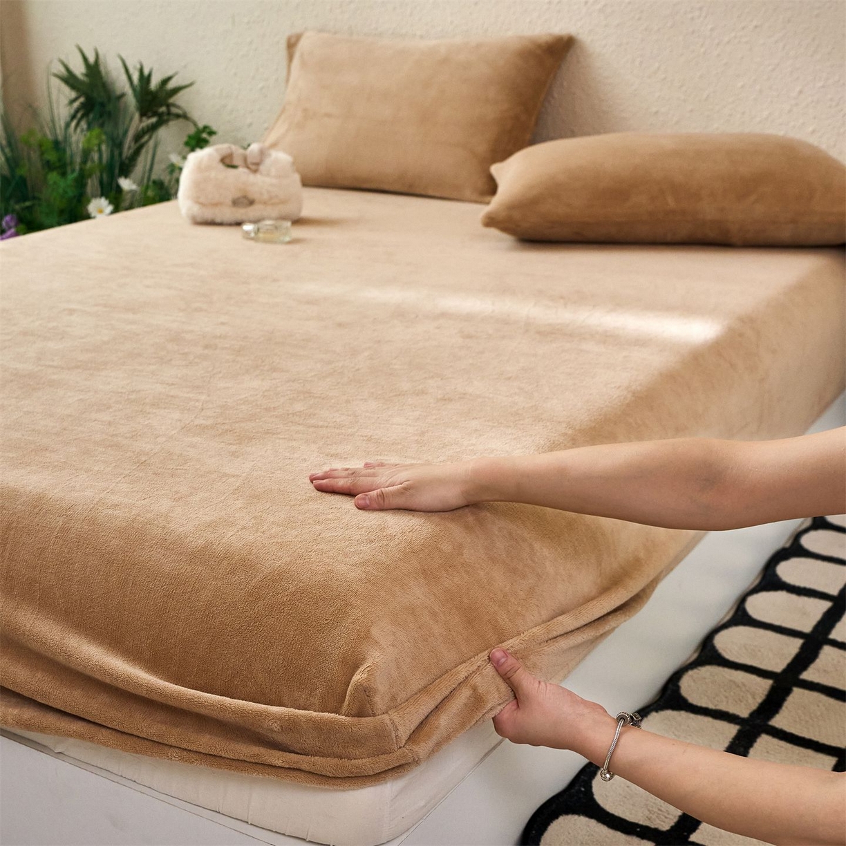 91家纺网 家纺一手货源 找家纺 兰紫橙家纺 2025新款简约纯色牛奶绒床笠系列 奶油驼